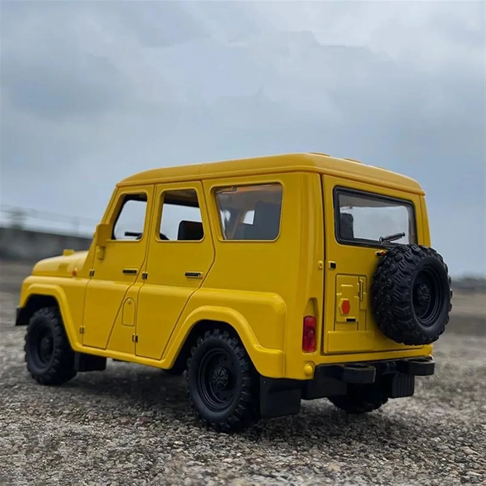 UAZ Hunter Fém Kisautó Fénnyel és Hanggal (1:18)- Sárga