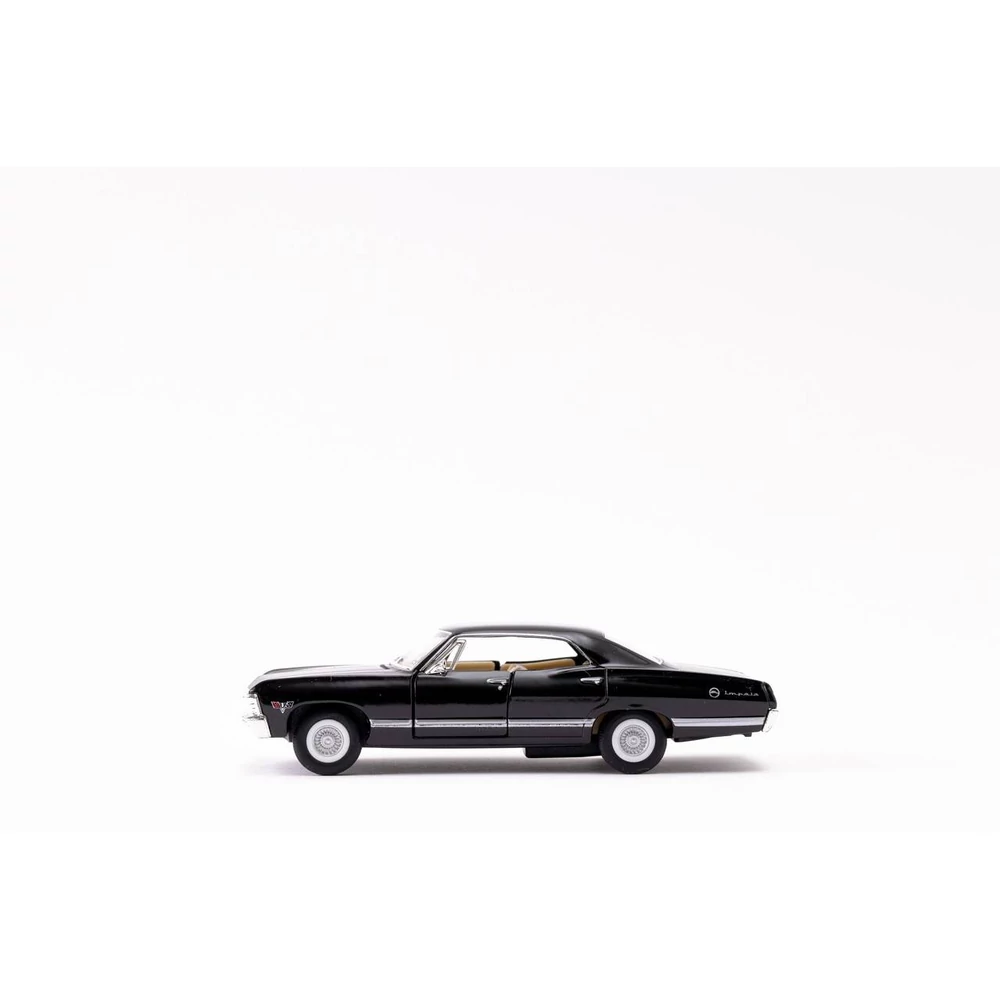 Kinsmart 1967 Chevrolet Impala fém autó nyitható ajtókkal 1:43(PIROS)