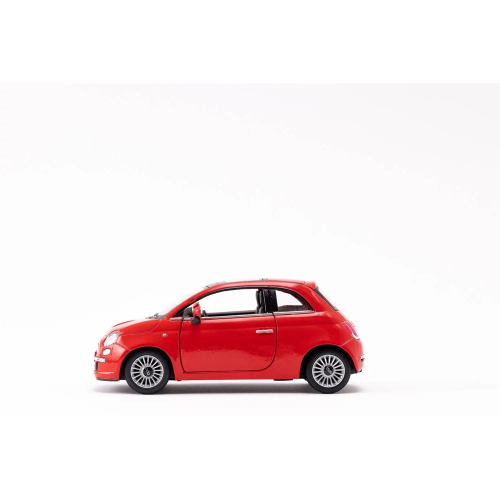 Kinsmart 2007 Fiat 500 fém autó nyitható ajtókkal 1:28 (többféle)