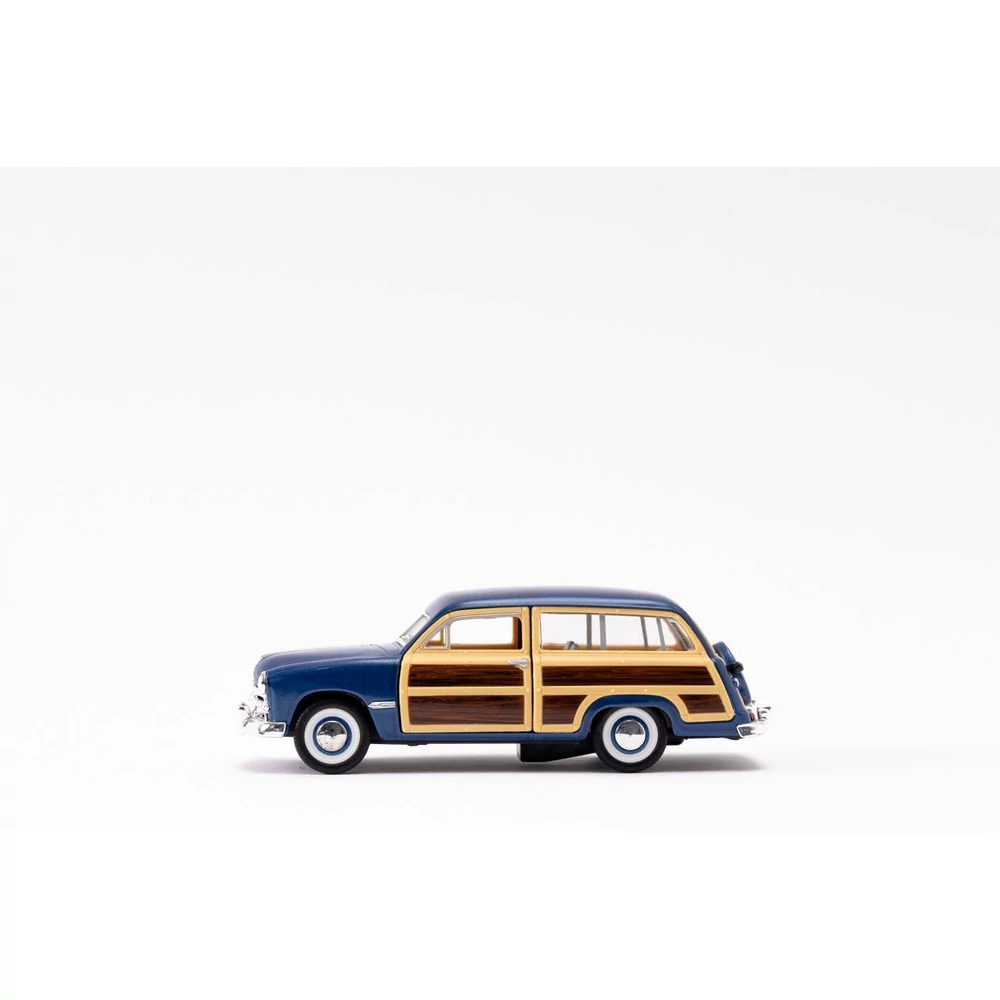 Kinsmart Ford Woody Wagon 1949 fém autó nyitható ajtókkal 1:40 (többféle)