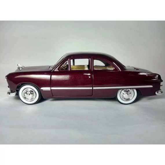 MotorMax Ford Coupé 1949 Fém Kisautó (1:24) - Burgundy