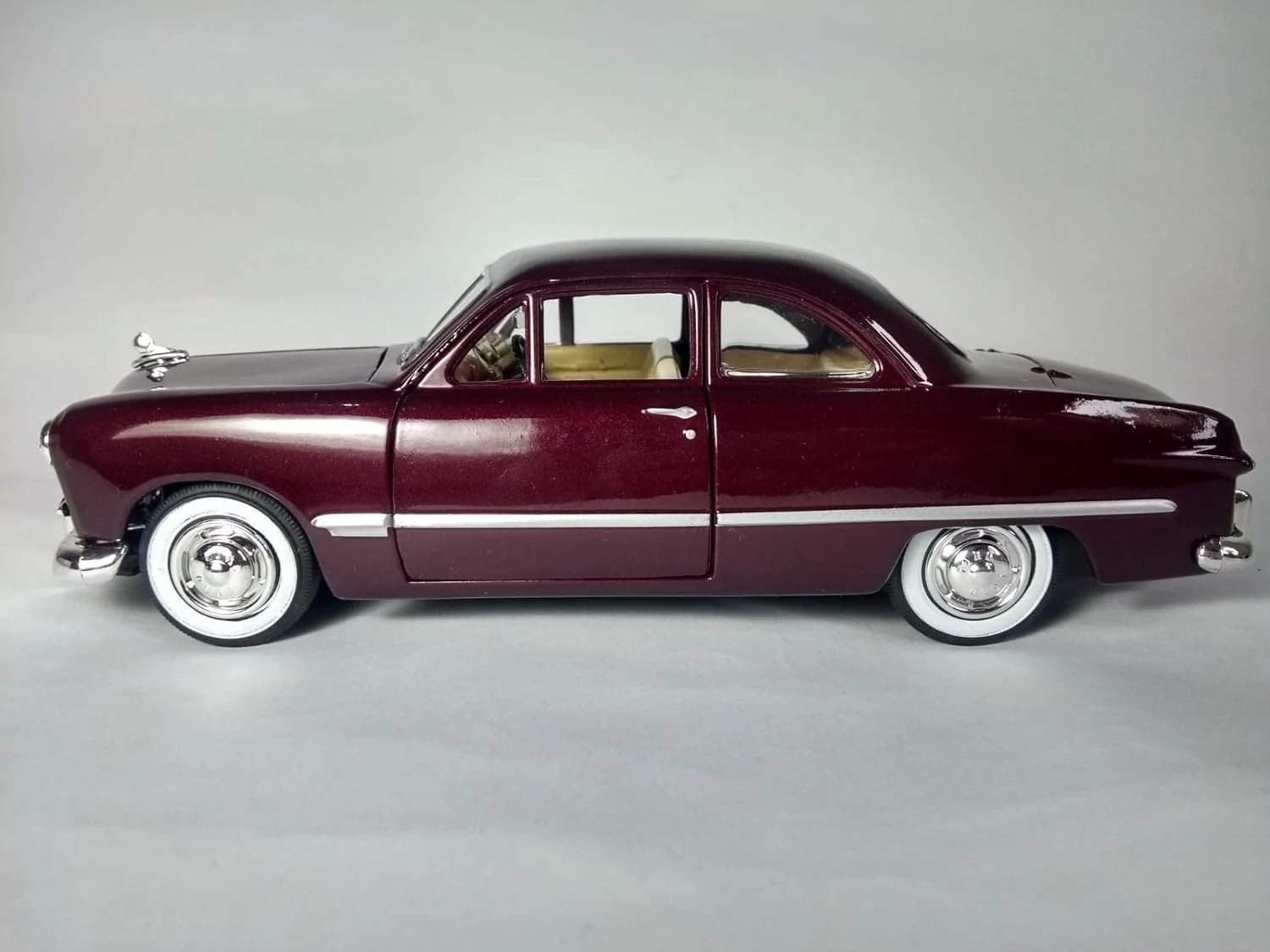 MotorMax Ford Coupé 1949 Fém Kisautó (1:24) - Burgundy